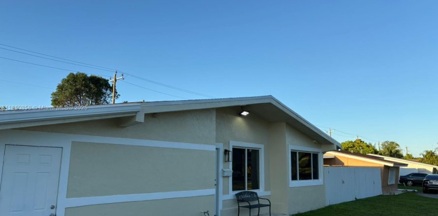 House in Miramar, Florida 4 bedrooms, 182.27 sq.m. № 1889146