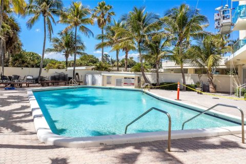 Condo in Lauderdale-by-the-Sea, Florida, 2 bedrooms  № 1738499 - photo 23