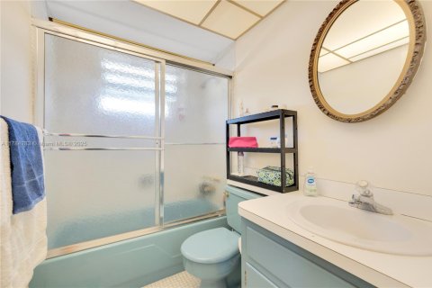 Condo in Lauderdale-by-the-Sea, Florida, 2 bedrooms  № 1738499 - photo 19