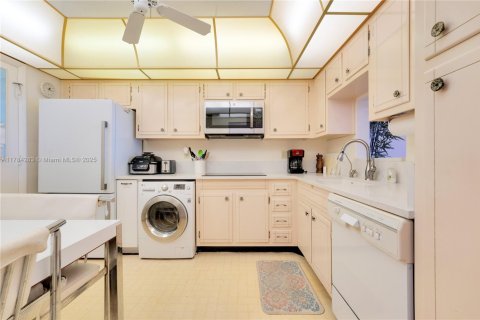 Condo in Lauderdale-by-the-Sea, Florida, 2 bedrooms  № 1738499 - photo 12