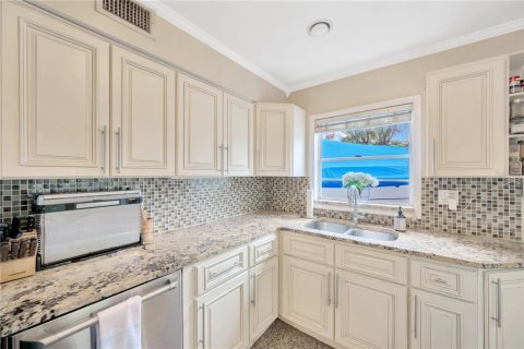 House in Tampa, Florida 3 bedrooms, 121.24 sq.m. № 1811028 - photo 24