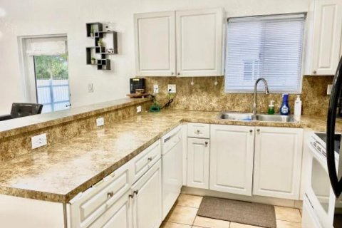 Villa ou maison à louer à Miami, Floride: 4 chambres, 154.22 m2 № 2263963 - photo 4