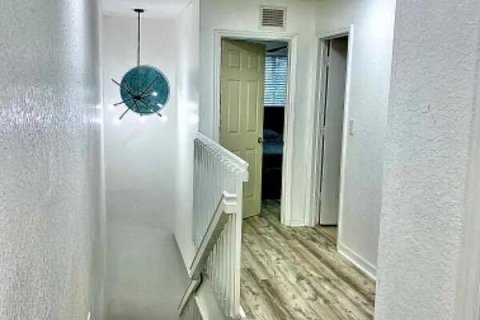 Villa ou maison à louer à Miami, Floride: 4 chambres, 154.22 m2 № 2263963 - photo 2