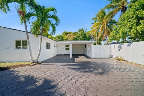 Дом в Мирамар, Флорида 4 спальни, 139.63м2 № 1995272