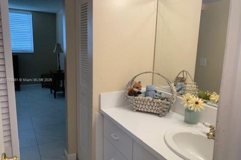 Condo in Tamarac, Florida, 1 bedroom  № 1699598 - photo 16