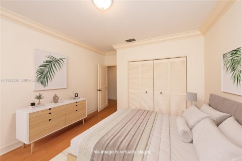 Townhouse in Coral Gables, Florida 3 bedrooms, 186.73 sq.m. № 2019799 - photo 25