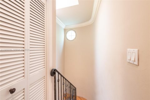Townhouse in Coral Gables, Florida 3 bedrooms, 186.73 sq.m. № 2019799 - photo 13