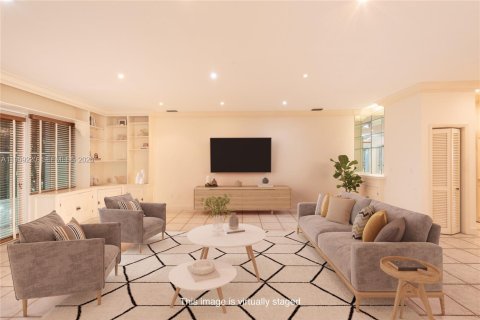 Townhouse in Coral Gables, Florida 3 bedrooms, 186.73 sq.m. № 2019799 - photo 10