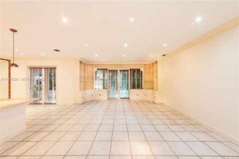 Townhouse in Coral Gables, Florida 3 bedrooms, 186.73 sq.m. № 2019799 - photo 4