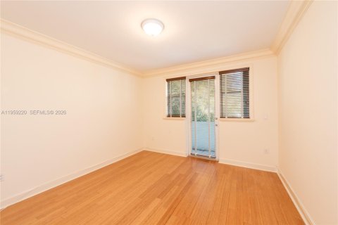 Townhouse in Coral Gables, Florida 3 bedrooms, 186.73 sq.m. № 2019799 - photo 22