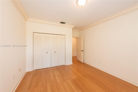 Townhouse in Coral Gables, Florida 3 bedrooms, 186.73 sq.m. № 2019799 - photo 18