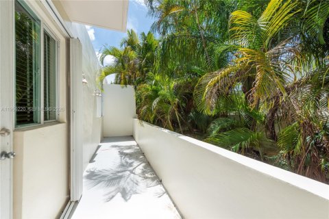 Townhouse in Coral Gables, Florida 3 bedrooms, 186.73 sq.m. № 2019799 - photo 29