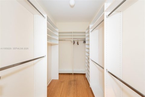 Townhouse in Coral Gables, Florida 3 bedrooms, 186.73 sq.m. № 2019799 - photo 19