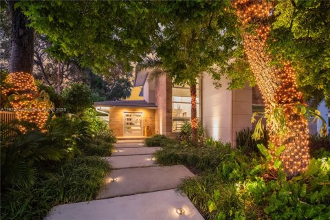 House in Miami, Florida 4 bedrooms, 345.41 sq.m. № 1976092 - photo 5