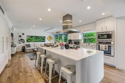 House in Miami, Florida 4 bedrooms, 345.41 sq.m. № 1976092 - photo 12