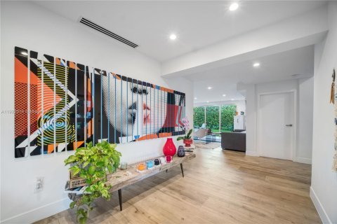 House in Miami, Florida 4 bedrooms, 345.41 sq.m. № 1976092 - photo 7