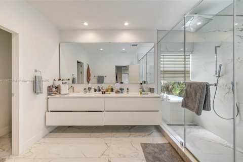 House in Miami, Florida 4 bedrooms, 345.41 sq.m. № 1976092 - photo 15