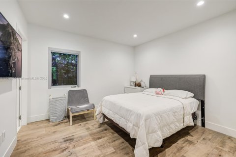 House in Miami, Florida 4 bedrooms, 345.41 sq.m. № 1976092 - photo 19