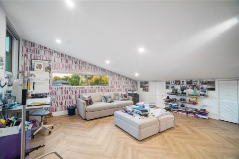 House in Miami, Florida 4 bedrooms, 345.41 sq.m. № 1976092 - photo 18