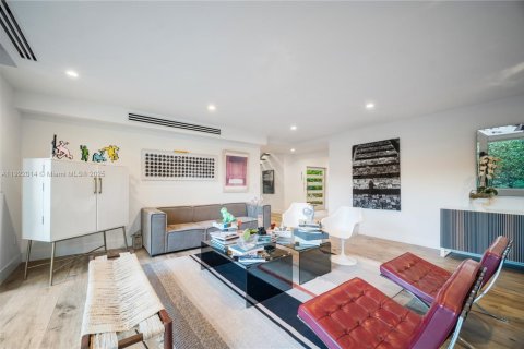 House in Miami, Florida 4 bedrooms, 345.41 sq.m. № 1976092 - photo 8