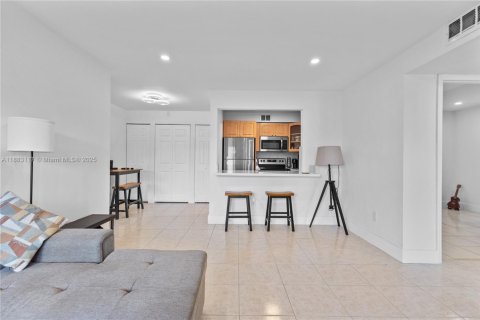 Copropriété à louer à Hialeah, Floride: 3 chambres, 91.04 m2 № 1929573 - photo 9