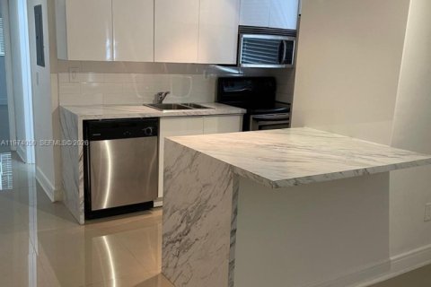 Condo in Bay Harbor Islands, Florida, 1 bedroom № 2033632