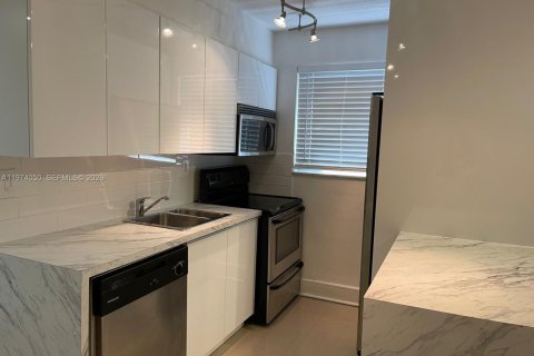 Condo in Bay Harbor Islands, Florida, 1 bedroom № 2033632 - photo 2