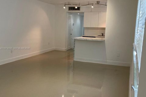 Condo in Bay Harbor Islands, Florida, 1 bedroom № 2033632 - photo 8