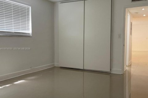 Condo in Bay Harbor Islands, Florida, 1 bedroom № 2033632 - photo 16