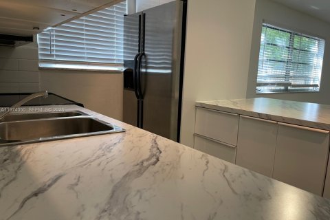 Condo in Bay Harbor Islands, Florida, 1 bedroom № 2033632 - photo 6