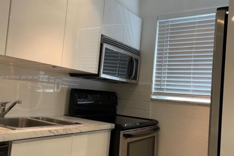 Condo in Bay Harbor Islands, Florida, 1 bedroom № 2033632 - photo 4