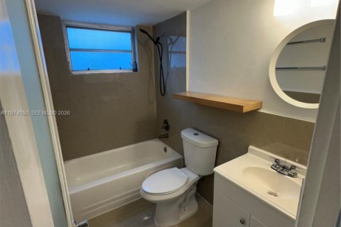 Condo in Bay Harbor Islands, Florida, 1 bedroom № 2033632 - photo 15