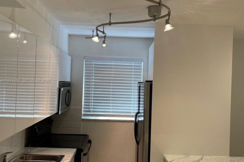 Condo in Bay Harbor Islands, Florida, 1 bedroom № 2033632 - photo 3