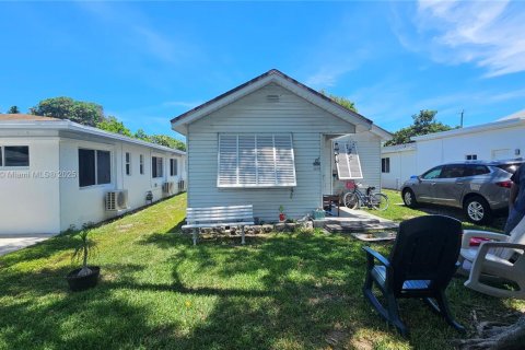 House in Hollywood, Florida 2 bedrooms, 72.19 sq.m. № 1964209 - photo 2