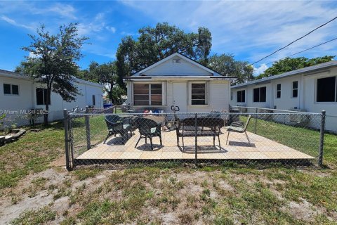 House in Hollywood, Florida 2 bedrooms, 72.19 sq.m. № 1964209 - photo 8