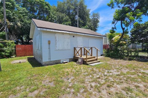 House in Hollywood, Florida 2 bedrooms, 72.19 sq.m. № 1964209 - photo 6