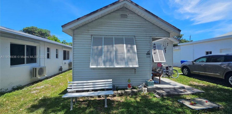 House in Hollywood, Florida 2 bedrooms, 72.19 sq.m. № 1964209