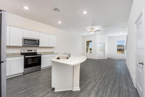 Townhouse in Dundee, Florida 2 bedrooms, 146.23 sq.m. № 2219035 - photo 3