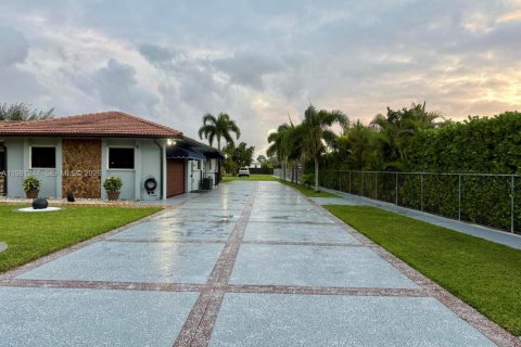 Купить виллу или дом в Хомстед, Флорида 4 спальни, 259.85м2, № 2043619 - фото 2