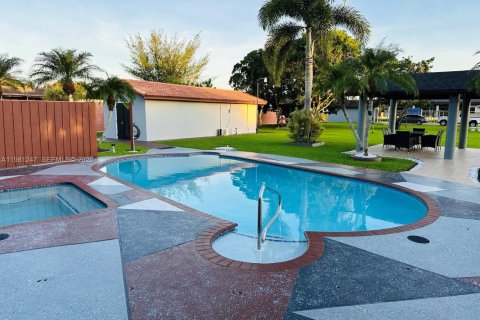 Купить виллу или дом в Хомстед, Флорида 4 спальни, 259.85м2, № 2043619 - фото 6