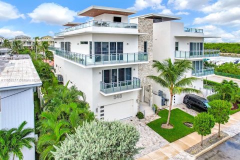Casa en venta en Hollywood, Florida, 4 dormitorios, 375.6 m2 № 1812236 - foto 1