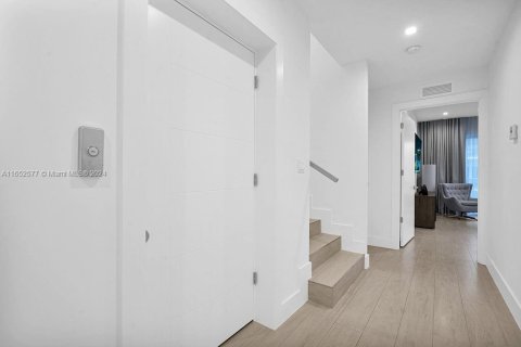 Casa en venta en Hollywood, Florida, 4 dormitorios, 375.6 m2 № 1812236 - foto 27