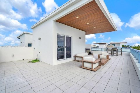 Casa en venta en Hollywood, Florida, 4 dormitorios, 375.6 m2 № 1812236 - foto 23