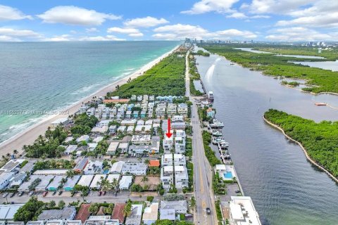 Casa en venta en Hollywood, Florida, 4 dormitorios, 375.6 m2 № 1812236 - foto 20