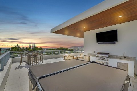Casa en venta en Hollywood, Florida, 4 dormitorios, 375.6 m2 № 1812236 - foto 5