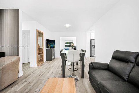 Купить виллу или дом в Майами, Флорида 3 спальни, 131.74м2, № 1898290 - фото 13