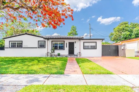 House in Miami, Florida 4 bedrooms, 139.35 sq.m. № 1700897 - photo 1