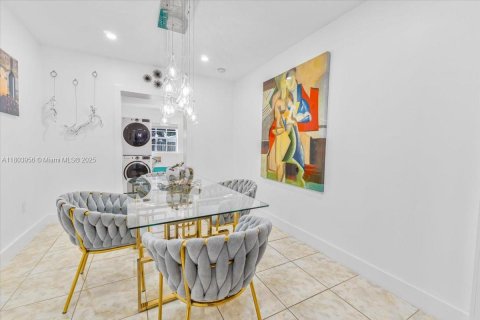 House in Miami, Florida 4 bedrooms, 139.35 sq.m. № 1700897 - photo 29