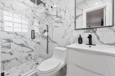House in Miami, Florida 4 bedrooms, 139.35 sq.m. № 1700897 - photo 13
