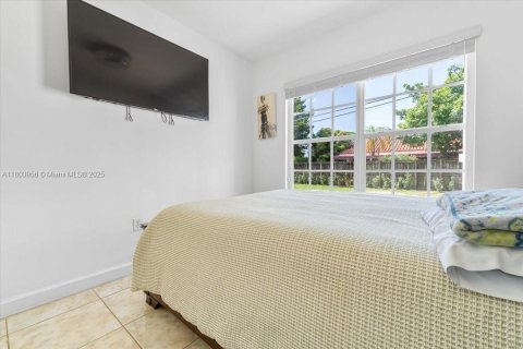 House in Miami, Florida 4 bedrooms, 139.35 sq.m. № 1700897 - photo 16